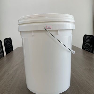 뚜?? 과 손잡이가 있는 18L 둥근 검은 플라스틱 버킷 다목적 용기